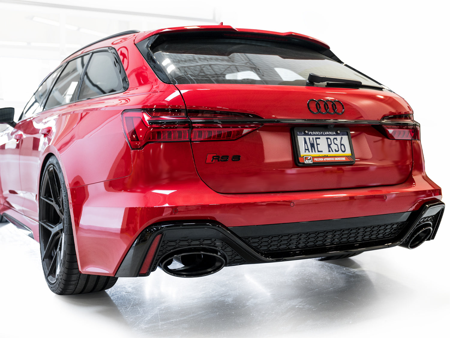 AWE SwitchPath™ Exhaust for C8 Audi RS 6/RS 7 - Diamond Black RS-style Tips - Mounted