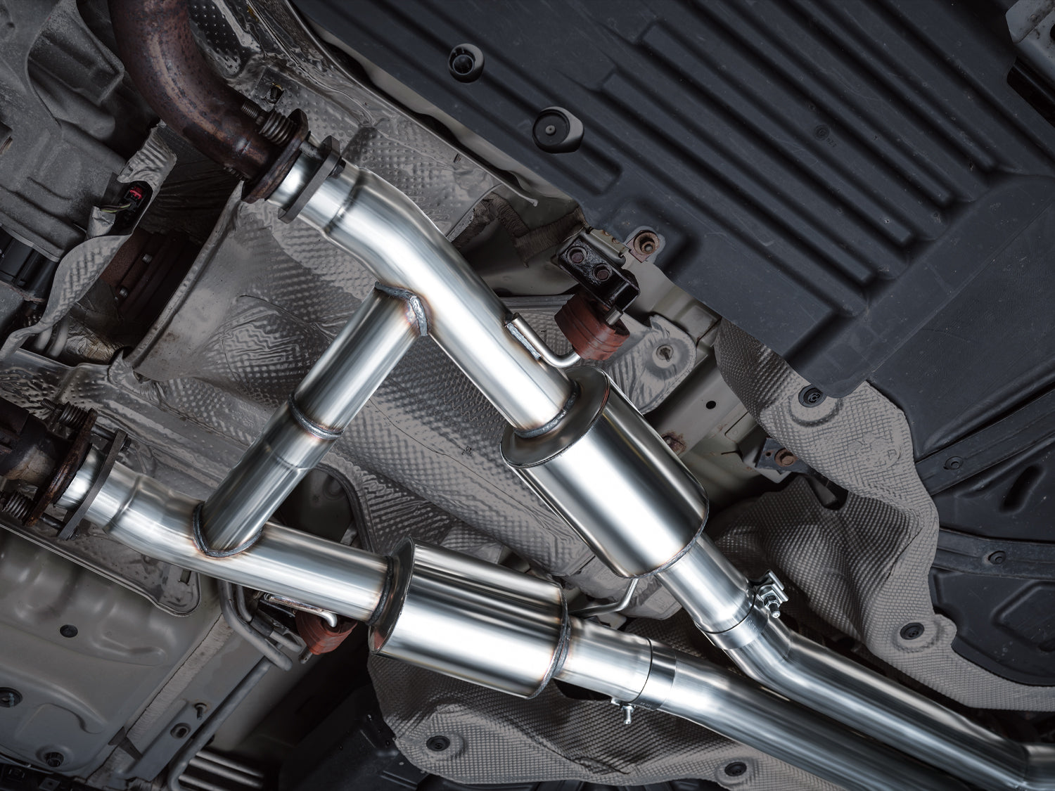 AWE Track Edition Exhaust for Dodge Durango 3.6 / 5.7 - Diamond Black Tips - Mounted