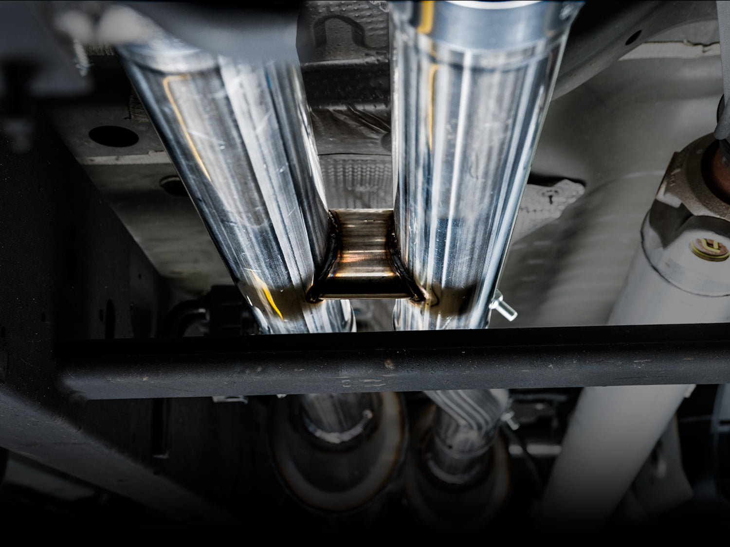 AWE 0FG Catback Split Rear Exit Exhaust for 4th Gen Silverado/Sierra 1500 6.2L (with bumper cutouts) - Quad Chrome Silver Tips - Close Up