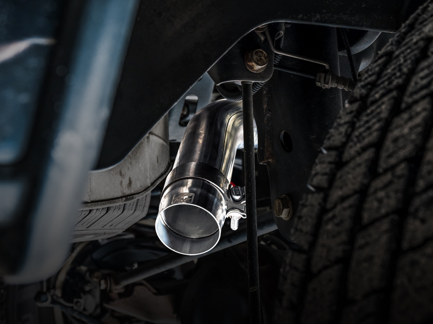 AWE 0FG Single Side Exit Catback Exhaust for 4th Gen RAM 1500 5.7L (without bumper cutouts) - Dual Diamond BlackTips - Mounted