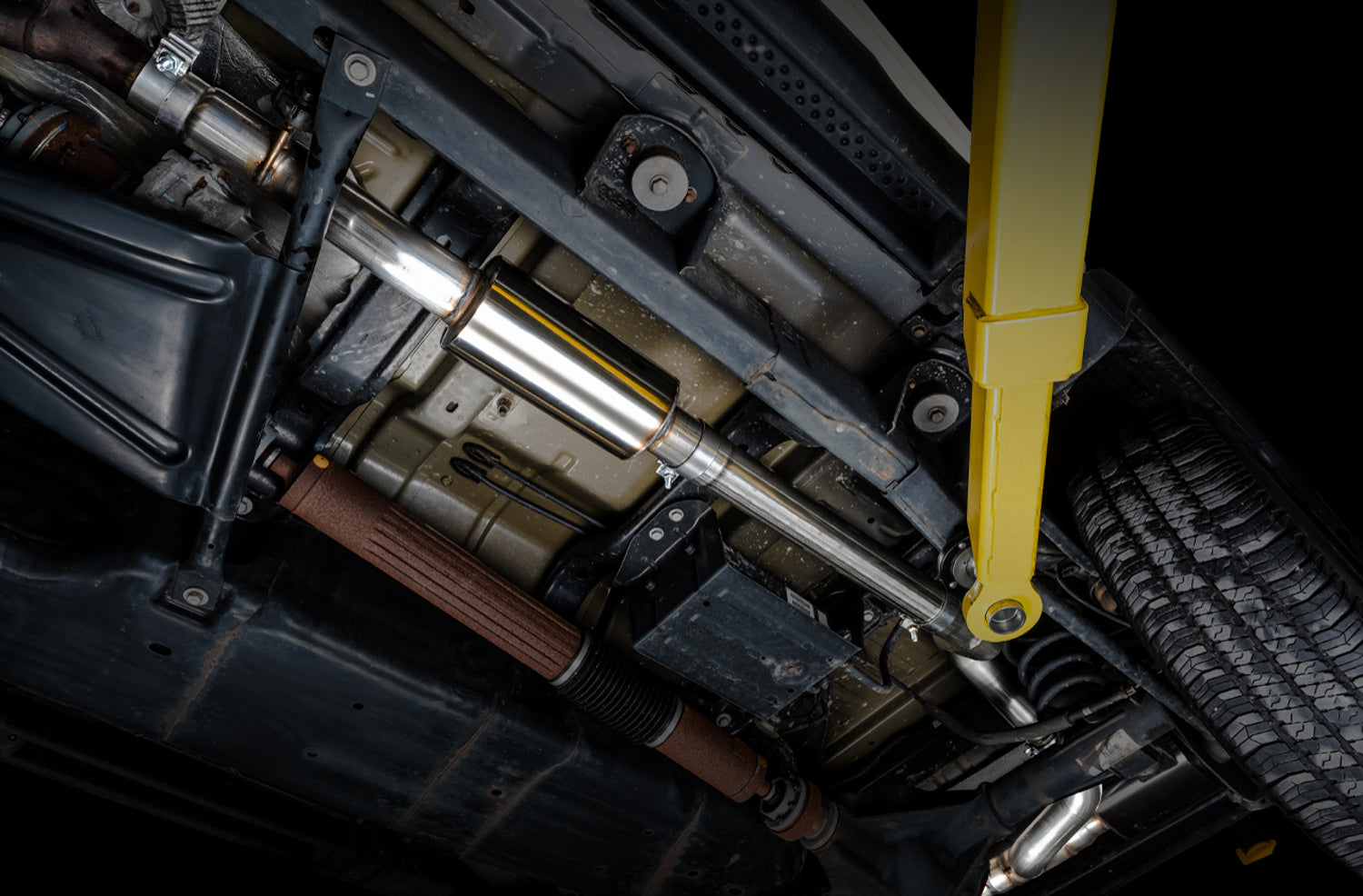 AWE Resonated Mid Pipe for Jeep JK/JKU 3.6L - Mounted